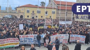 Ρόδος: Χιλιάδες πολίτες τίμησαν τους νεκρούς των “Τεμπών” στην πιο μαζική συγκέντρωση των τελευταίων ετών