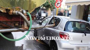 Απίστευτο τροχαίο: Εξάρτημα βυτιοφόρου "καρφώθηκε" σε ΙΧ