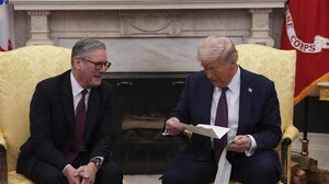 «Όχι» Στάρμερ σε Τραμπ για πολεμικά πλοία στη Μ. Ανατολή - Προς Κύπρο το Lyme Bay