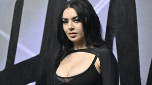 Η Charli XCX σε συζητήσεις για τη συμμετοχή της στη νέα ταινία της Γκρέτα Γκέργουιγκ «Narnia»