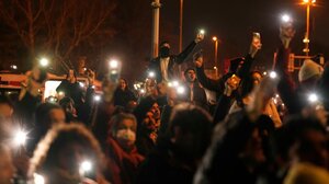 Στους δρόμους οι Τούρκοι παρά τις απαγορεύσεις: Ο Ιμάμογλου βρίσκεται με το ένα πόδι στη φυλακή, ενώ ο Ερντογάν έχει πάρει το μεγάλο ρίσκο