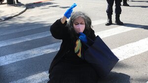 Βίντεο: Η Ελένη Λουκά κυλίστηκε στον δρόμο έξω από το Προεδρικό Μέγαρο