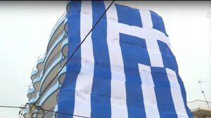  Γιγάντια ελληνική σημαία υψώθηκε στο Κερατσίνι - Καλύπτει την πρόσοψη επταώροφης πολυκατοικίας