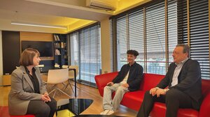 Συνάντηση Φάμελλου με τον νέο Γραμματέα της Νεολαίας του κόμματος, Πάνο Λαμπρινίδη-Στάχτο