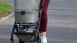 Τα σκουπίδια στο πεζοδρόμιο και το καρότσι με το μωρό στον δρόμο!