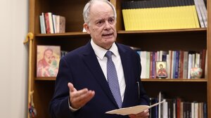 Επικοινωνία Τασούλα με τους επικεφαλής των ελληνικών Διπλωματικών Αρχών σε Ισράηλ και Ιράν