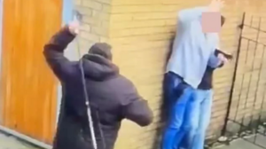 Βίντεο: Αμαξάς… μαστίγωσε πελάτες που έφυγαν χωρίς να πληρώσουν 