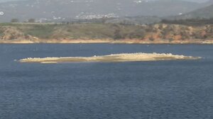 Eμφανίστηκε βραχονησίδα στη λίμνη Μαραθώνα λόγω λειψυδρίας
