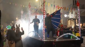 Ρεθεμνιώτικο Καρναβάλι 2025: Κέφι και ξεφάντωμα στην νυχτερινή παρέλαση - Φωτογραφίες και βίντεο