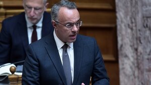 Σταϊκούρας από Βουλή: «Ναι, εγώ μετακινούμαι με τρένα»