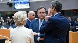 Σύνοδος Κορυφής: Οι πέντε προϋποθέσεις για ειρήνη στην Ουκρανία, η ομοφωνία για την άμυνα και ο μοναχικός Όρμπαν