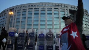 Tουρκία: Αντιμέτωπος με ποινή έως και 12 έτη Σουηδός δημοσιογράφος για «τρομοκρατία» και «εξύβριση του προέδρου»