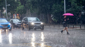 Είχαμε ξεχάσει να ζούμε και να… οδηγούμε με τη βροχή! 