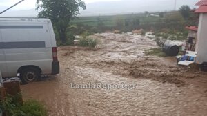 Φθιώτιδα: Χείμαρρος πέρασε μέσα από το χωριό Βελεσιώτες Δομοκού