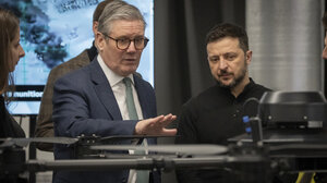 Στο Λονδίνο ο Ζελένσκι στον απόηχο της σφοδρής σύγκρουσης με τον Τραμπ