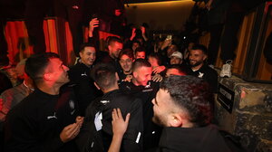 Τρομερές σκηνές: Αποθέωση από τον κόσμο του ΟΦΗ στην ομάδα