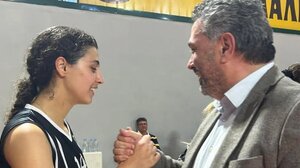 Συγκίνηση: ο περήφανος πατέρας - αντιπεριφερειάρχης βραβεύει την πρωταθλήτρια κόρη του