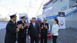 Καθέλκυση βορειοκορεάτικου πολεμικού πλοίου παρουσία του Κιμ Γιονγκ Ουν