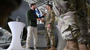 Ο αντιπρόεδρος των ΗΠΑ σέρβιρε μπύρα σε Αμερικανούς στρατιώτες