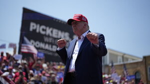 Καπελάκια «Trump 2028» στο ηλεκτρονικό κατάστημα του Ντόναλντ Τραμπ