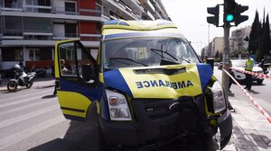 Τροχαίο στο Παγκράτι: Διασωληνωμένη νοσηλεύεται η 78χρονη ασθενής του ασθενοφόρου