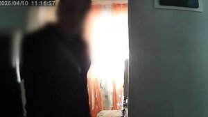 Βίντεο: Κάμερα κατέγραψε γυναίκα διαρρήκτη σε σπίτι της Θεσσαλονίκης - Η οικογένεια καταγγέλλει ότι άνοιξε πόρτα ασφαλείας με πασπαρτού