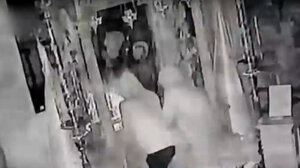 Βίντεο: Βεβήλωσαν εκκλησία στη Θεσσαλονίκη – Άρπαξαν τα τάματα