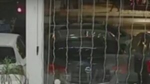 Video: Ο «μυστηριώδης» άνδρας με το σακίδιο πριν από την έκρηξη στην Hellenic Train