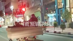 Έβαλαν καναπέ πάνω σε πατίνια και βγήκαν στους δρόμους - Περνούσαν με κόκκινο τα φανάρια