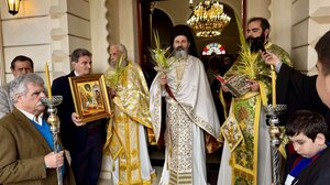 Με λαμπρότητα η Θεία Λειτουργία στην Παναγία Καμαριανή