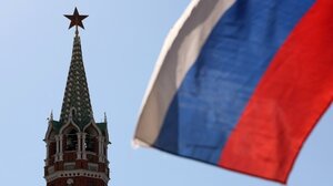 Η Μόσχα βρίσκει νέα αφορμή να χλευάσει τον Μακρόν μετά από viral βίντεο με τη σύζυγό του