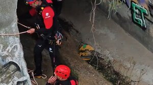 Απομακρύνθηκαν με ασφάλεια οι τουρίστες που εγκλωβίστηκαν στο ρέμα Προμπονά