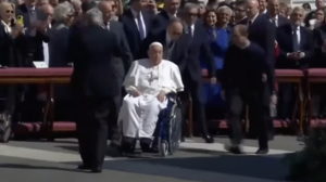 Ο πάπας Φραγκίσκος βγήκε στην πλατεία του Αγίου Πέτρου και χαιρέτησε τους πιστούς