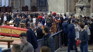 Πάπας Φραγκίσκος: Συνεχίζεται για δεύτερη ημέρα το λαϊκό προσκύνημα