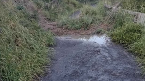 Έκλεισε ο δρόμος μετά την κακοκαιρία - Μεταφέρουν τις ζωοτροφές με τα πόδια