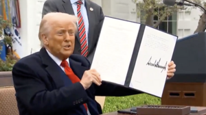 Financial Times: Ξεσπά παγκόσμιος εμπορικός πόλεμος με τους υψηλότερους δασμούς των τελευταίων 100 ετών