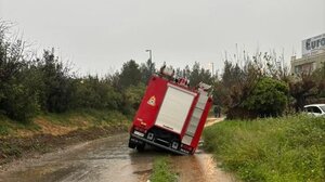 Κακοκαιρία στα Χανιά: Ατύχημα με όχημα της Πυροσβεστικής