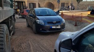 Άφησε το αυτοκίνητο στη μέση του δρόμου και έφυγε