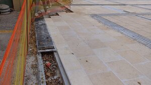 Καθαρισμός στα κανάλια απορροής υδάτων μπροστά από την Περιφέρεια Κρήτης