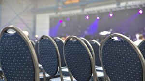 Viral o Aντιπεριφερειάρχης που ανέβηκε σε καρέκλα για την ... αναμνηστική φωτογραφία 