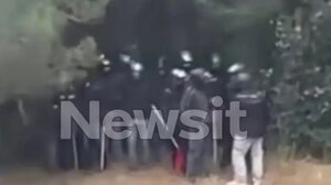 Ένταση στην Πολυτεχνειούπολη μετά από επίθεση 15 κουκουλοφόρων – Μία τραυματίας