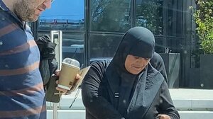 Ψευτοκαλόγριες πουλούν κομποσκοίνια και σταυρουδάκια έξω από νοσοκομεία - Δείτε βίντεο