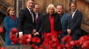 Σε μνημείο από παπαρούνες στο πλαίσιο των εκδηλώσεων για το τέλος του Β΄ Παγκοσμίου Πολέμου, η βασίλισσα Καμίλα