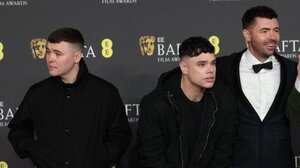 Βρετανία: Η αντιτρομοκρατική ερευνά βίντεο από συναυλίες των Kneecap