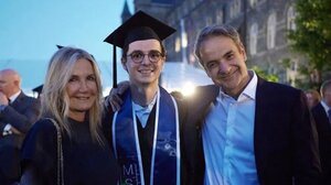 Κυριάκος Μητσοτάκης και Μαρέβα Γκραμπόφσκι στην τελετή αποφοίτησης του γιου τους