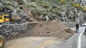 Ρέθυμνο: Μπάζα και χώματα έκλεισαν τον δρόμο στο Κουρταλιώτικο Φαράγγι