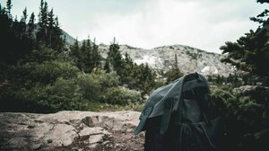 Κυκλοφορεί με σακίδιο, ζητάει ένα ευρώ και ... φιλιά!