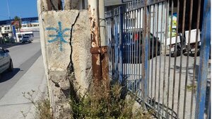 Δεν τους έφταναν τα σκουπίδια, έχουν και σπασμένα πεζοδρόμια!