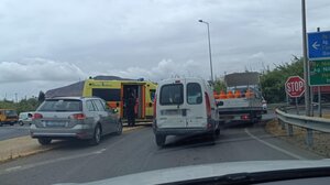 Η βροχή "έφερε" τροχαία στην Κρήτη - Επί ποδός το ΕΚΑΒ (Φωτογραφίες)