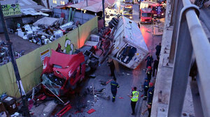 Πέτρου Ράλλη: Φωτογραφίες-σοκ από το φορτηγό που έπεσε από γέφυρα 